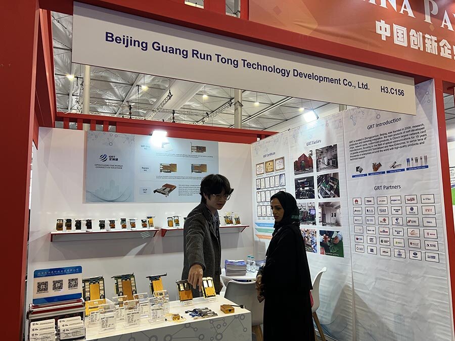 外貿(mào)經(jīng)理在給參會嘉賓講解光潤通國產(chǎn)網(wǎng)卡