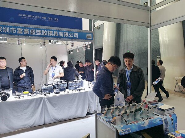 給客戶講解光潤(rùn)通網(wǎng)卡產(chǎn)品