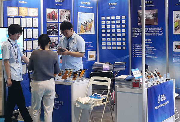 工作人員在為參會嘉賓介紹光潤通網卡產品